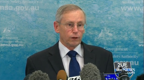澳大利亞海事局官員正在介紹關(guān)于馬航失聯(lián)客機的搜索情況。