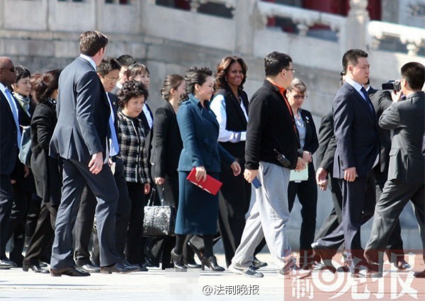 　　3月21日上午，美國總統(tǒng)夫人米歇爾參觀故宮，彭麗媛陪同。彭麗媛一身湖藍(lán)色裙裝，米歇爾黑白色職業(yè)裝