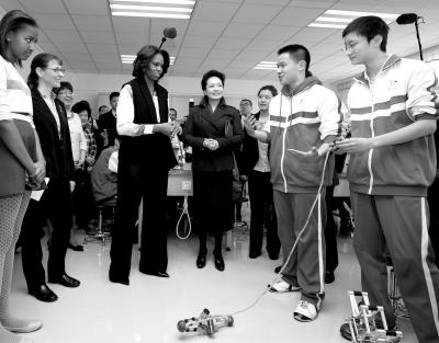 昨天上午，彭麗媛與米歇爾共同參觀北師大二附中，觀看學生們演示自己設計制作的幾何機器人。