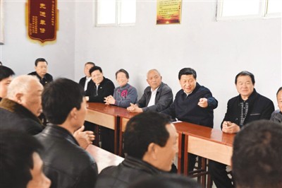 3月17日，習(xí)近平在河南省蘭考縣東壩頭鄉(xiāng)張莊村村委會(huì)與干部群眾座談，聽(tīng)取意見(jiàn)和建議。