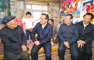 3月27日，李克強(qiáng)在內(nèi)蒙古自治區(qū)翁牛特旗橋頭鎮(zhèn)太平莊村看望貧困戶。