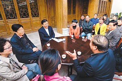 3月23日，劉云山在陜西省咸陽(yáng)市禮泉縣煙霞鎮(zhèn)袁家村與基層干部群眾座談，聽(tīng)取對(duì)教育實(shí)踐活動(dòng)的意見(jiàn)建議。