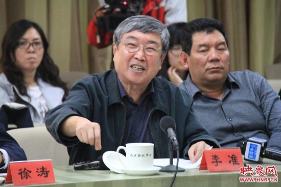 著名評(píng)論家李準(zhǔn)正在發(fā)言