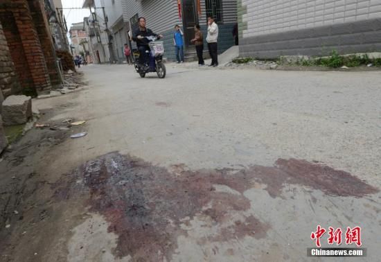 4月28日，福建省福州市閩侯縣發(fā)生一起惡性駕車撞人事件，圖為事發(fā)現(xiàn)場血跡斑斑。中新社發(fā) 劉可耕 攝