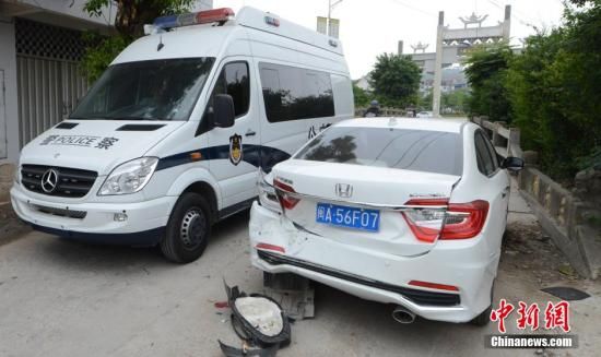  4月28日，福建省福州市閩侯縣發(fā)生一起惡性駕車撞人事件，圖為被撞車輛損毀嚴重。經(jīng)初查，該肇事男子叫林某新（漢族，37歲，福州長樂人），因婚姻問題，情緒失控，駕車從閩侯縣青口鎮(zhèn)往尚干鎮(zhèn)方向，沿奔馳大道行駛，連續(xù)撞人。中新社發(fā) 劉可耕 攝