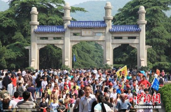 五一小長假扎堆出游景區(qū)爆棚 多地高速擁堵數(shù)公里 五一小長假扎堆出游景區(qū)爆棚 多地高速擁堵數(shù)公里