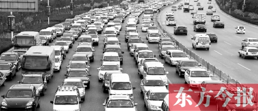 21日，鄭州市中州大道，大量擁堵的汽車將寬寬的道路變成“停車場”