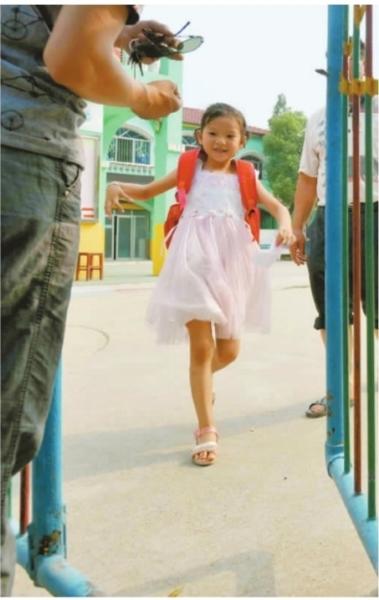 　　昨日，潛江市浩口鎮(zhèn)第三小學(xué)已被戒嚴，下午幼兒園學(xué)生放學(xué)時，一些家長前來接孩子