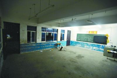 　　昨晚10時，事發(fā)教室里的書桌幾乎被搬空，一個損壞的書桌倒在地上