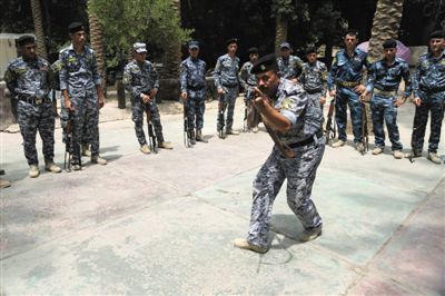 　5日，伊拉克巴格達(dá)，新招募的安全部隊(duì)成員進(jìn)行訓(xùn)練。