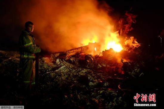 圖為馬航波音777客機在頓涅茨克地區(qū)墜毀的現(xiàn)場。