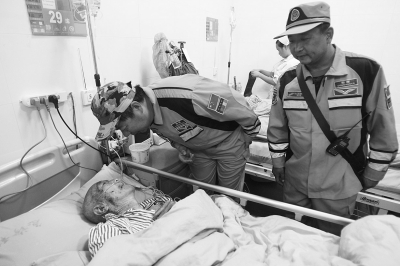 緊張的救援間隙，中國(guó)緊急救援河南基地的隊(duì)員還探望了被救的84歲老人。