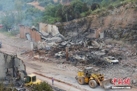 9月23日上午，花炮廠清理工作正在進行，山谷內的廠房已被爆炸夷為平地。中新社發(fā) 楊華峰 攝