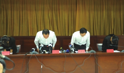 昆明通報明通小學(xué)踩踏事故原因，官員鞠躬致歉。圖/東方IC