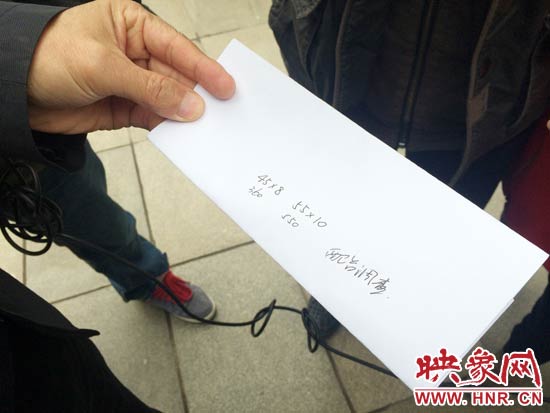 經(jīng)過初步測量，河南省人民會(huì)堂主樓的違法廣告牌面積為910平米。