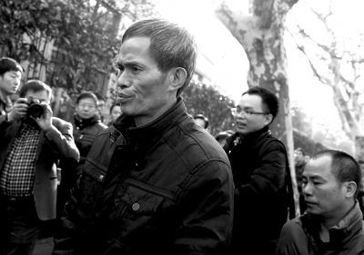 被告人林森浩的父親林尊耀準備進入法院。