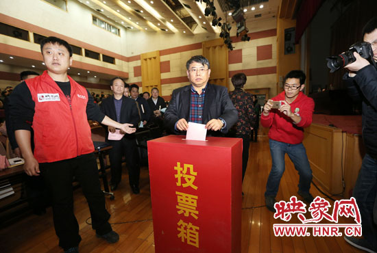 省委宣傳部副部長(zhǎng)、省新聞出版廣電局局長(zhǎng)朱夏炎現(xiàn)場(chǎng)投票