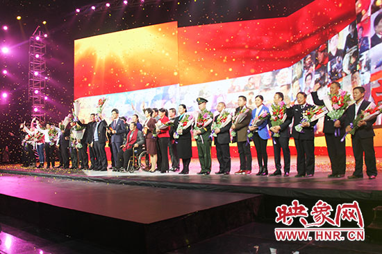 10位獲獎(jiǎng)?wù)吆?個(gè)愛心集體合影。