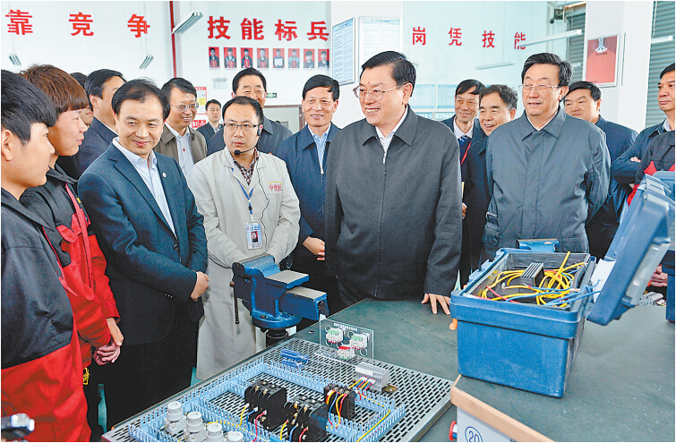 4月14日上午，中共中央政治局常委、全國(guó)人大常委會(huì)委員長(zhǎng)張德江在許昌技術(shù)經(jīng)濟(jì)學(xué)校與血神們親切交談。