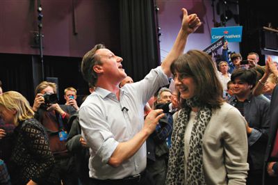 4日，英國(guó)巴斯，卡梅倫和妻子薩曼莎到一所女子學(xué)校助選。英國(guó)大選前夕，主要政黨的領(lǐng)袖們紛紛派妻子去拉選票。