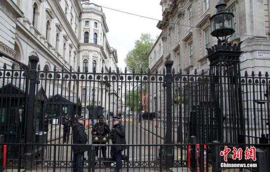 5月7日，英國舉行大選，英國首相府所在地唐寧街10號加強(qiáng)安保。民調(diào)顯示，英國兩大政黨保守黨和工黨的支持率不相上下，此次大選被稱為英國近40年來最難預(yù)測結(jié)果的一次大選。<a target='_blank' ><p  align=