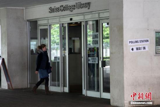 月7日，英國舉行大選，650個(gè)選區(qū)的選民前往投票站，選出代表各自選區(qū)的國會議員，贏得全國超過半數(shù)選區(qū)議席(即超過325個(gè)席位)的政黨，則獲得執(zhí)政權(quán)。圖為一名選民進(jìn)入投票站投票。<a target='_blank' ><p  align=