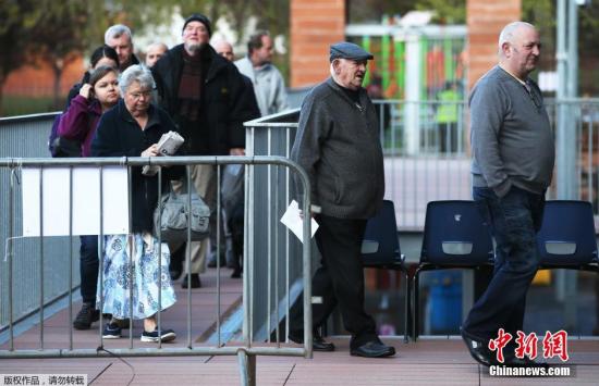 2015年英國大選投票已經(jīng)于當(dāng)?shù)貢r(shí)間5月7日早7點(diǎn)(北京時(shí)間7日下午14時(shí))開始。選民將在首相卡梅倫領(lǐng)導(dǎo)的保守黨、米利班德領(lǐng)導(dǎo)的工黨及其他一些小黨中做出抉擇，投票結(jié)果將于8日出爐。