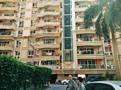 泉州鬧市區(qū)刺桐路上一小區(qū)。5月5日凌晨，泉州安監(jiān)局調(diào)研員謝清平在7號(hào)樓自殺。