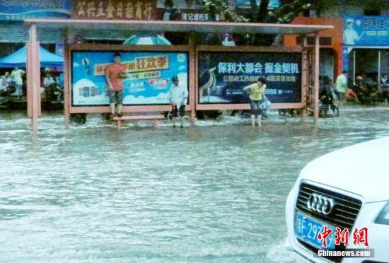 圖為暴雨持續(xù)兩小時，韶關(guān)市區(qū)又變“水城”。陳惠賢 攝