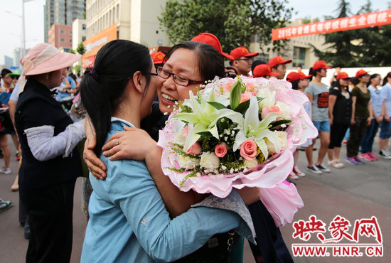 考試結(jié)束，考生與家長(zhǎng)深情的擁抱