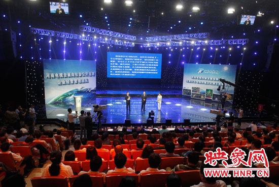 16日上午，河南電視臺1500平米演播廳內(nèi)座無虛席。