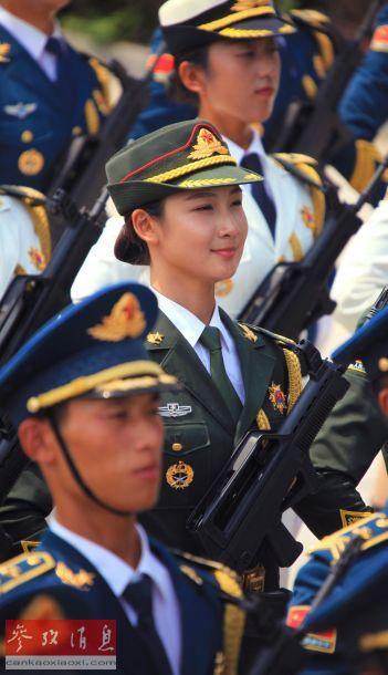 曾為一名模特的三軍儀仗隊隊員門佳慧在進行訓練