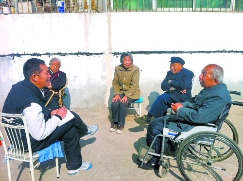 大河報(bào)記者與老人們?cè)趯氹u座談 大河報(bào)記者與老人們?cè)趯氹u座談