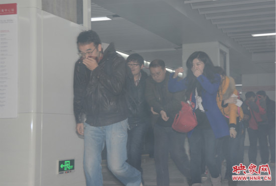 演習(xí)中，地鐵乘客從地鐵車(chē)廂中跑出。