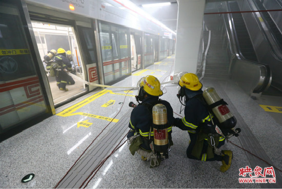 人員疏散完畢后，消防隊(duì)員開(kāi)始滅火