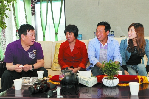 網友“奇石頑童”與牛松玲、郭新成夫婦