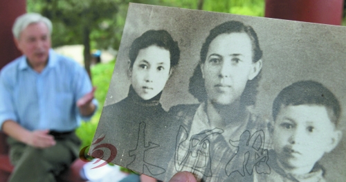 　前晚，花甲老人黎遠康特意給遠在哈薩克斯坦的老媽送上了母親節(jié)祝福