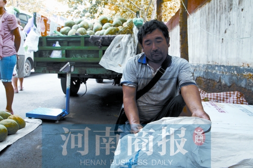 錢包就裝在這個(gè)編織袋里，枕在老陳頭下，沒想到還是被偷走了 實(shí)習(xí)生 唐韜/攝