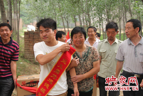 邢二朋與母親相見 母子二人流下了開心的眼淚 邢二朋與母親相見 母子二人流下了開心的眼淚