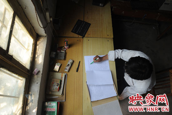 圖為王格現(xiàn)在審閱文件。