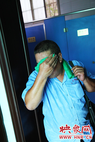 修好設(shè)施，從廁所內(nèi)出來(lái)時(shí)江學(xué)銅已滿頭大汗