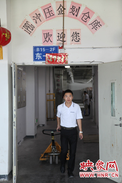 深入生產(chǎn)一線，真實體驗工友的生產(chǎn)環(huán)境