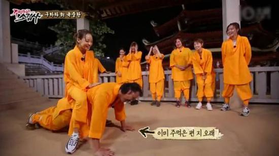 陸重烷接受懲罰做俯臥撐，女星具荷拉坐其背上。