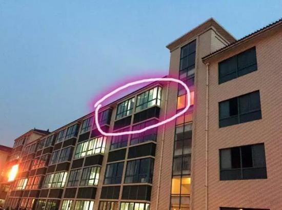 就在這間教室，吳老師在監(jiān)考中過世。