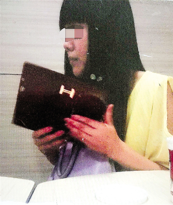 小王的女朋友小劉。