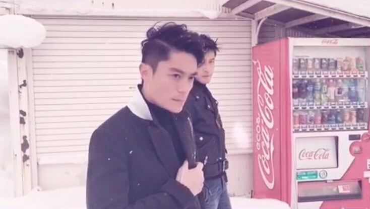 胡歌和霍建華為雜志拍攝了一組封面照，二人穿著同款風(fēng)衣，在白雪中端著咖啡，恩愛“虐狗”