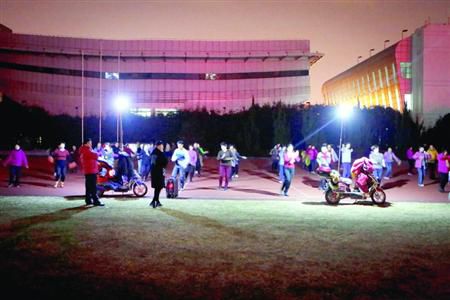 昨晚，松江體育場(chǎng)秩序井然，兩隊(duì)廣場(chǎng)舞被有序地分散在了不同區(qū)域。