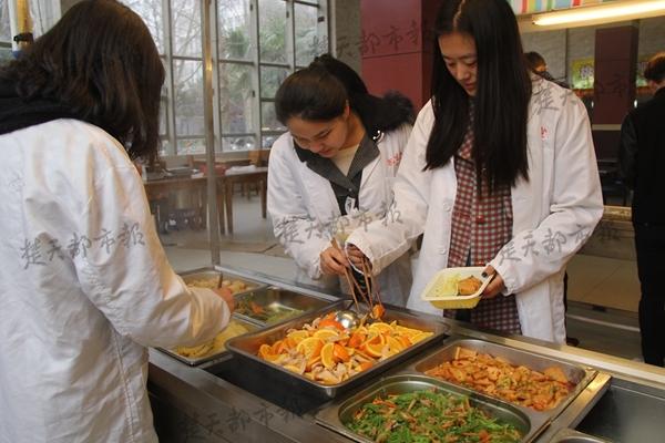 大學(xué)食堂現(xiàn)神級“黑暗料理”:橙子炒肉 大學(xué)食堂現(xiàn)神級“黑暗料理”:橙子炒肉