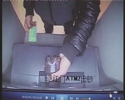 男子將可樂倒進取款機。