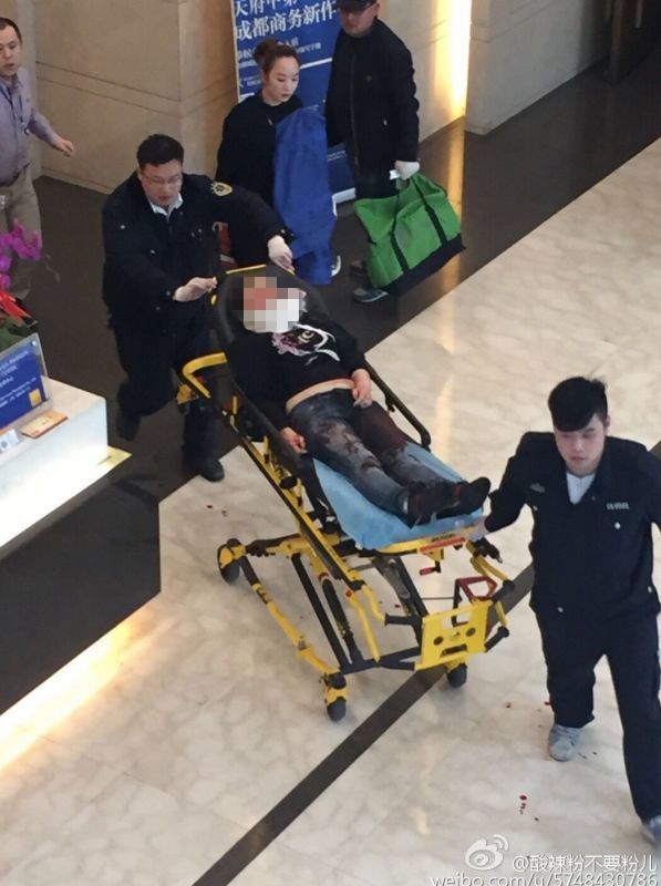 圖說：一名被砍女子被送往醫(yī)院。網(wǎng)友圖